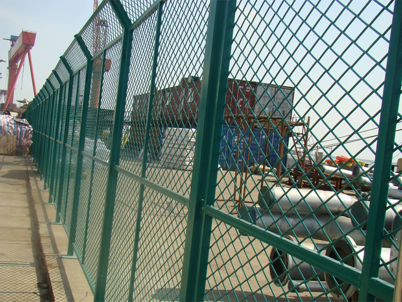 安装高速公路护栏网时需注意哪些事项